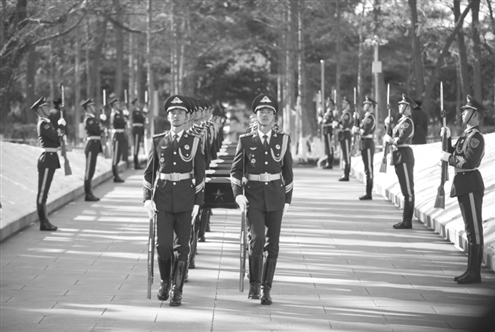 礼兵护送志愿军烈士棺椁入场